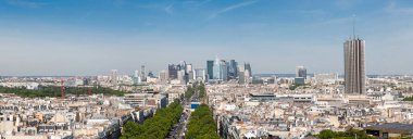 Paris Skyline. Fransa 'nın La Defense Finans Bölgesi. La Grande Armee Bulvarı 'nda trafik vardı. Zafer Kemerinin Çatısından Güzel Panoramik Hava Görünümü.