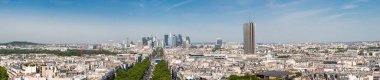Paris Skyline. Fransa 'nın La Defense Finans Bölgesi. La Grande Armee Bulvarı 'nda trafik vardı. Zafer Kemerinin Çatısından Güzel Panoramik Hava Görünümü.