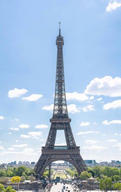 Paris mi? Fransa - 15 Mayıs 2019: Paris Eyfel Kulesi. Fransa. Avrupa 'nın En İyi İstikameti.