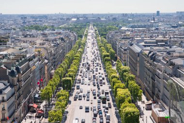 Paris mi? Fransa - 15 Mayıs 2019 Champs Elysees Bulvarı. Paris 'teki Zafer Takı' ndan görüntü. Fransa.