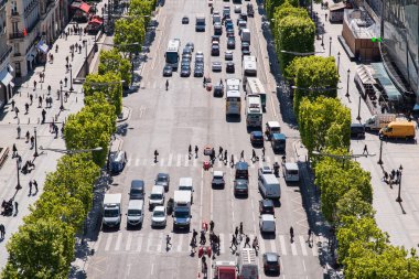 Paris mi? Fransa - 15 Mayıs 2019 Champs Elysees Bulvarı. Paris 'teki Zafer Takı' ndan görüntü. Fransa.