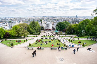 Paris mi? Fransa - 15 Mayıs 2019: Paris şehri. Paris 'teki Butte Montmartre Zirvesi. Fransa. Yürüyen Turistler.