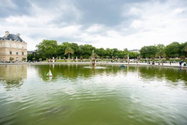 Paris mi? Fransa - 17 Mayıs 2019: Fransız Senatosu önünde Lüksemburg Bahçesinde Geleneksel Küçük Tahta Yelkenli Tekneler ile Gölet. Lüksemburg Sarayı.