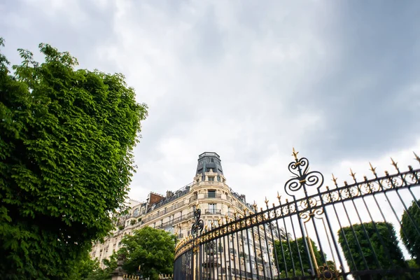 Parijs Frankrijk Mei 2019 Prachtig Oud Gebouw Gelegen Het Kruispunt — Stockfoto