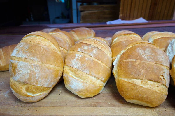 Νωπά ψωμιά στο φούρνο — Φωτογραφία Αρχείου
