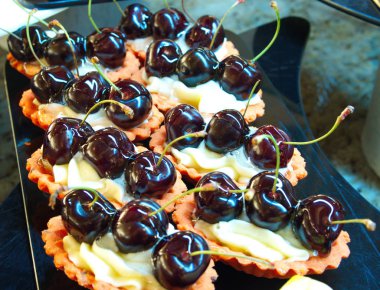 Kremalı vişneli tartolet