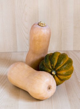 İki beyaz ve bir yeşil kabak berry