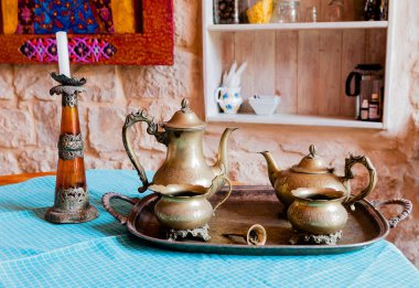 Eski bronz çay seti ve bir şamdan 