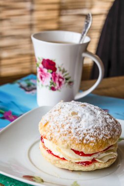 Beyaz muhallebi ile ihale puf pasta Bun 