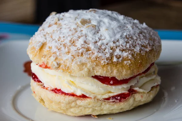 Grande panino di pasta sfoglia tenera con crema pasticcera bianca — Foto Stock