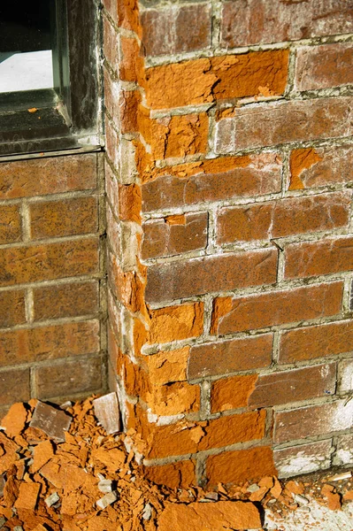 Fragmento de una pared de ladrillo rojo comenzó a desmoronarse —  Fotos de Stock