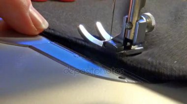 Dikiş makinesinde çalışan bir kadın