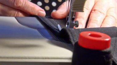 Dikiş makinesinde çalışan bir kadın