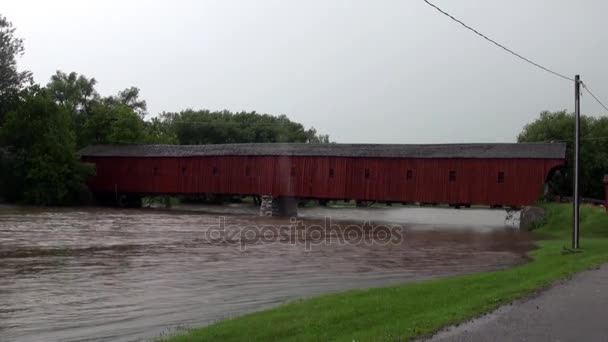 Overdekte houten brug over een diepe rivier — Stockvideo