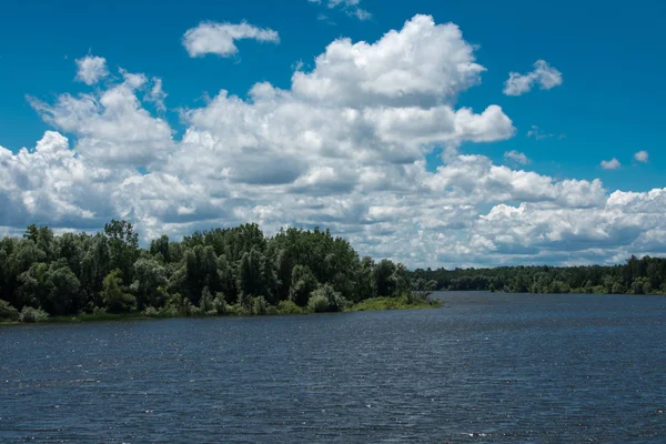 Bílé mraky nad jezerem — Stock fotografie