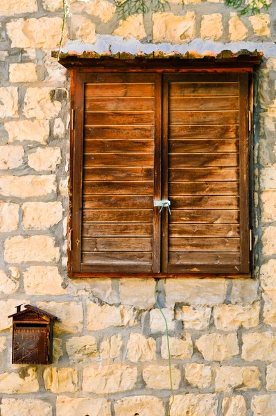 Staré okno s okenicemi — Stock fotografie