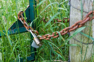 Zincirdeki kapıları 