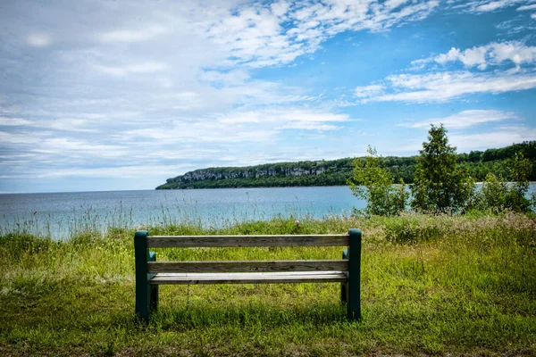 Osamělá lavička u jezera — Stock fotografie