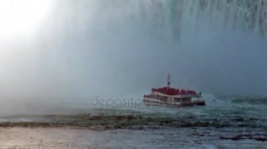 Niagara Falls yakın turist ile bir gemi geldi