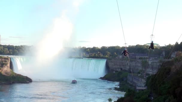 Abstieg am Seil in der Nähe von Niagarafällen — Stockvideo