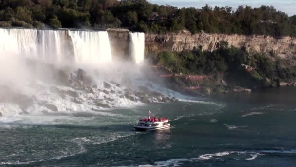 船の観光客がナイアガラの滝の横帆します。 — ストック動画