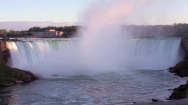 Gün batımında Niagara Şelalesi