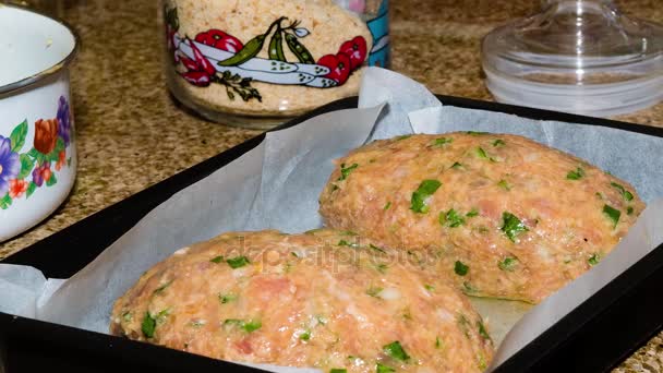 М'ясний пиріг з петрушкою, приготований для обсмажування в духовці — стокове відео