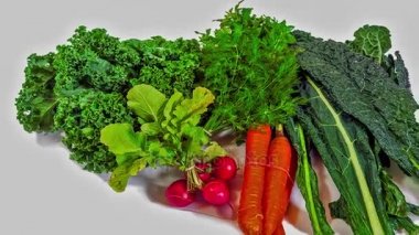 Havuç, turp ve yeşillikleri salatası 