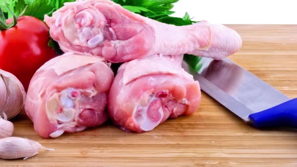 Patas de pollo y cuchillo — Vídeo de stock