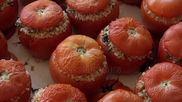 Gevulde tomaten in de oven — Stockvideo