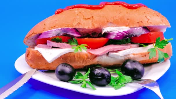 Sandwich with sausage and white cheese — Stock Video