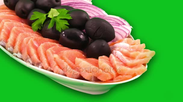 Salmón rebanado en rodajas finas y aceitunas negras — Vídeos de Stock