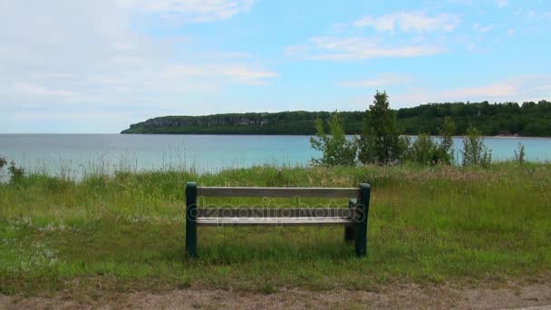 Un banc au bord du lac — Video