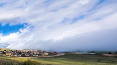  Beyaz bulutlar dağ köyü kaplı