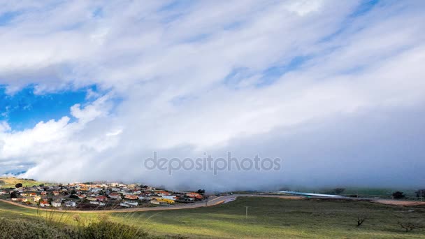 Nubes blancas cubrían el pueblo de montaña — Vídeos de Stock