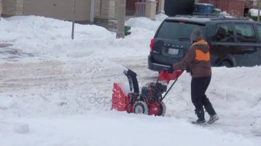 Evin yanında bir mekanik kar pulluk ile kar kaldırma