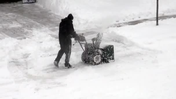 在人行道上的房子附近的机械雪犁除雪 — 图库视频影像