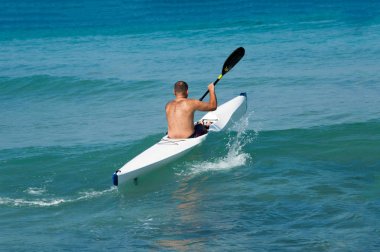 Yalnız bir kanocu içinde bir kayık denize yelken açtı