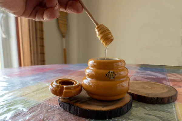 Ceramic jar with linden honey — 스톡 사진