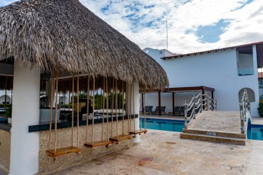 Güzel bir köprüsü olan bir havuz barı parçası.