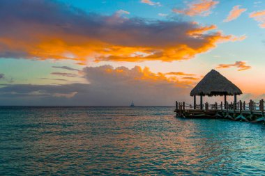 Ocak ayında Karayip Denizi üzerinde gün batımı gökyüzü
