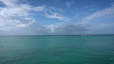 Ahşap bir güvertede beyaz bir pergola ile yeni evliler için hazırlanmış bir masa.