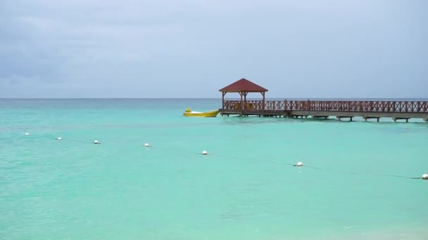 Lonely Boat Motor Tied Long Cable Pier Sways Sea Big — Stockvideo