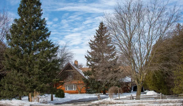 Limpio Madera Madera Casa Campo Invierno Contra Cielo Azul Con — Foto de Stock