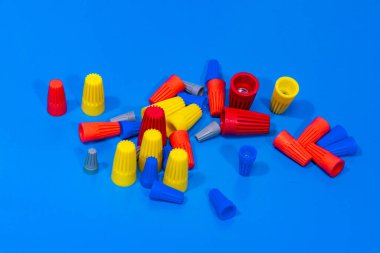 Bükülmüş ve elektrik yüklü kabloların yalıtımı için kapaklar.