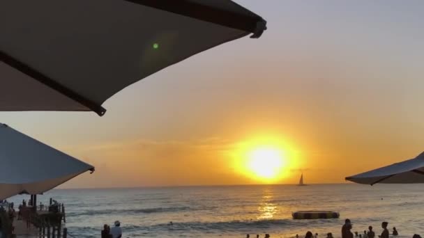 Abends Gingen Die Menschen Aufs Meer Einen Wunderschönen Sonnenuntergang Und — Stockvideo