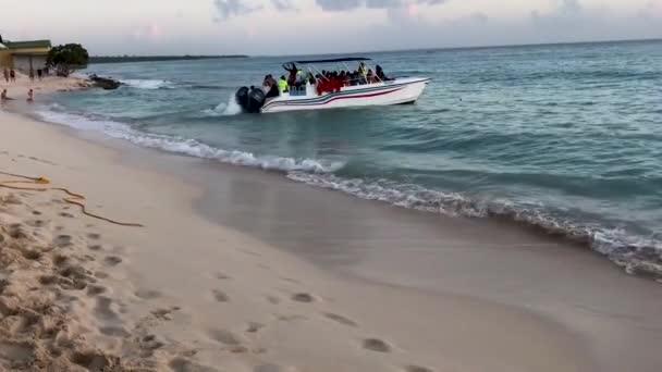Лодка Взяла Пассажиров Борт Уплыла Море — стоковое видео
