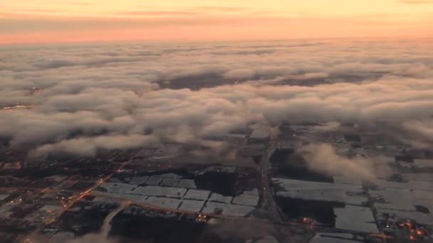 灰色の夜の雲がトロントの上に浮かび 街の一部を覆います オンタリオ州で — ストック動画