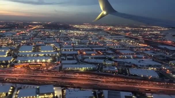 Okna Samolotu Można Zobaczyć Światła Miasta Drogi Samochody Jazdy — Wideo stockowe