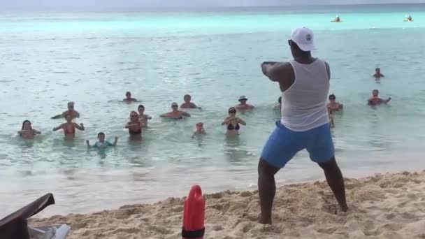 Desporto Dança Pessoas Peito Profundo Mar Repetem Exercícios Praia — Vídeo de Stock